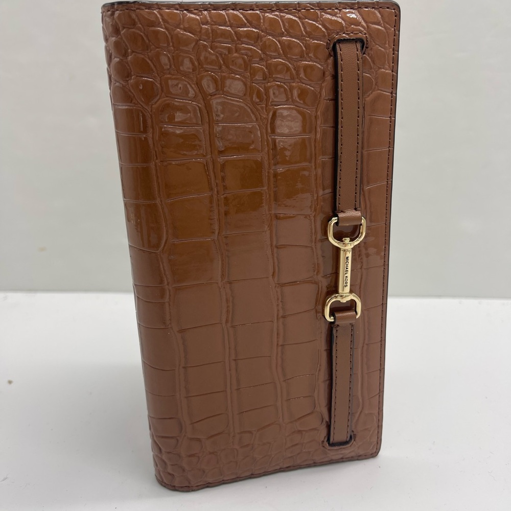 MICHAEL KORS Carson Large Crocodile Embossed Bifold Snap Wallet
Luggage
NWT - Picture 6 of 16